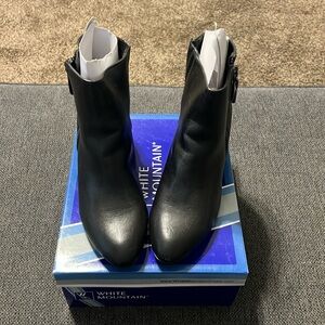 White Mountain black leather boots